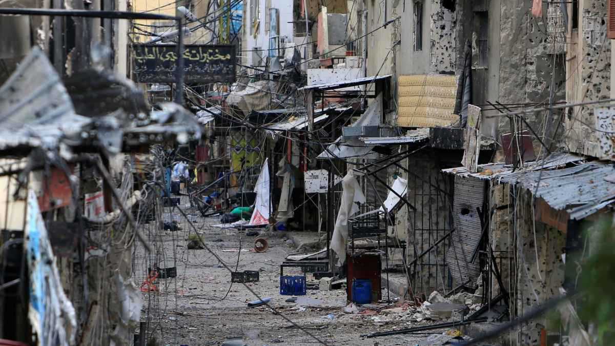 الجيش اللبناني يتسلم أسلحة من مخيم عين الحلوة