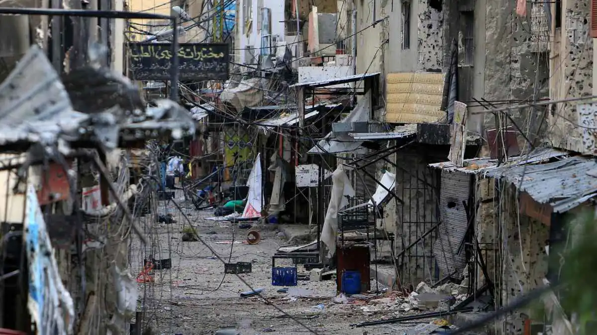 الجيش اللبناني يتسلم أسلحة من مخيم عين الحلوة