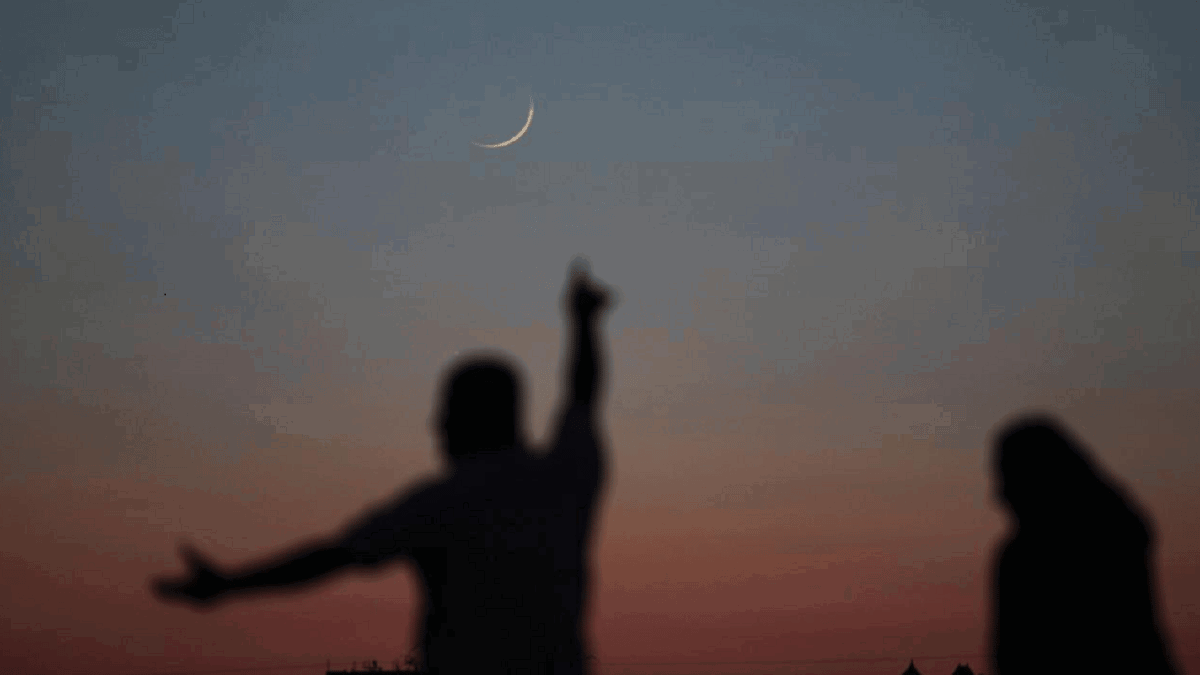 راصد هلال ذي الحجة في السعودية يثير تفاعلاً (فيديو)