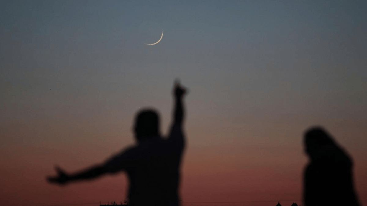 راصد هلال ذي الحجة في السعودية يثير تفاعلاً (فيديو)