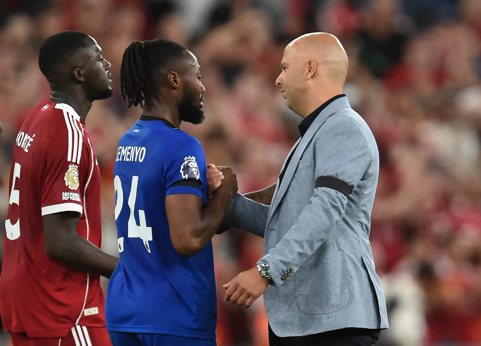 سيمينيو مع مدرب ليفربول أرني سلوت