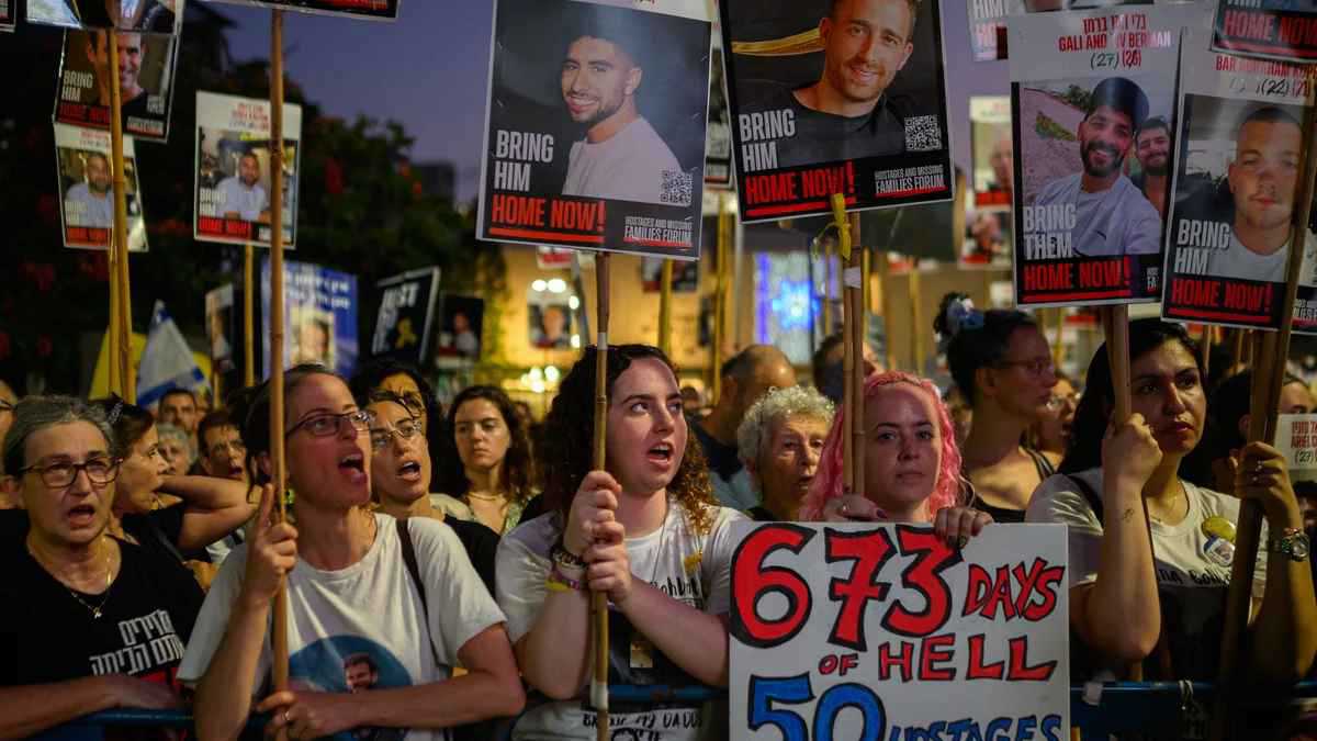 بعد اجتماع "غامض" للكابينت.. محتجون يحاصرون نتنياهو في مطعم بالقدس (فيديو)