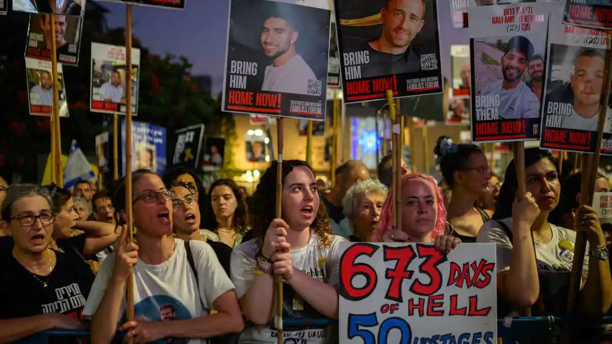 بعد اجتماع "غامض" للكابينت.. محتجون يحاصرون نتنياهو في مطعم بالقدس (فيديو)