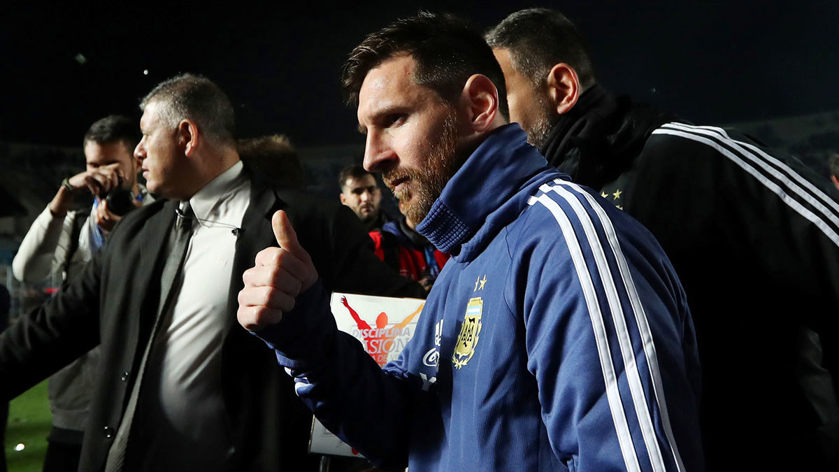 قبل مباراة الأرجنتين وكولومبيا.. ميسي يبعث برسالة إلى أبناء زميله المصاب (فيديو)