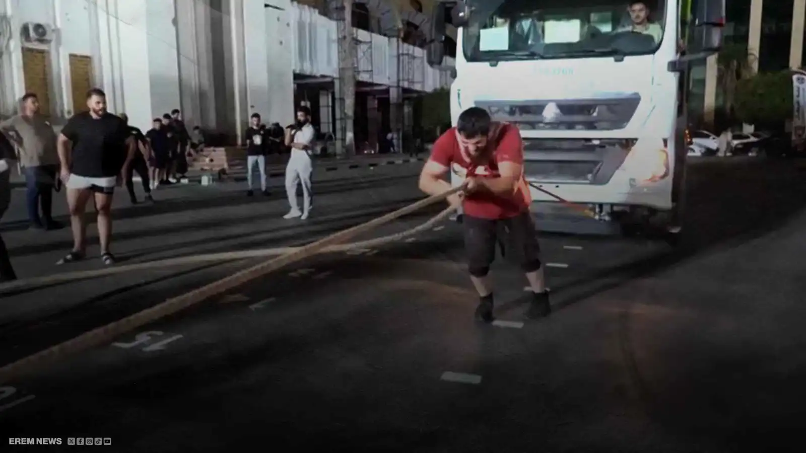 للعام الثاني.. مسابقة مثيرة لجر الشاحنات في مصراتة الليبية (فيديو)