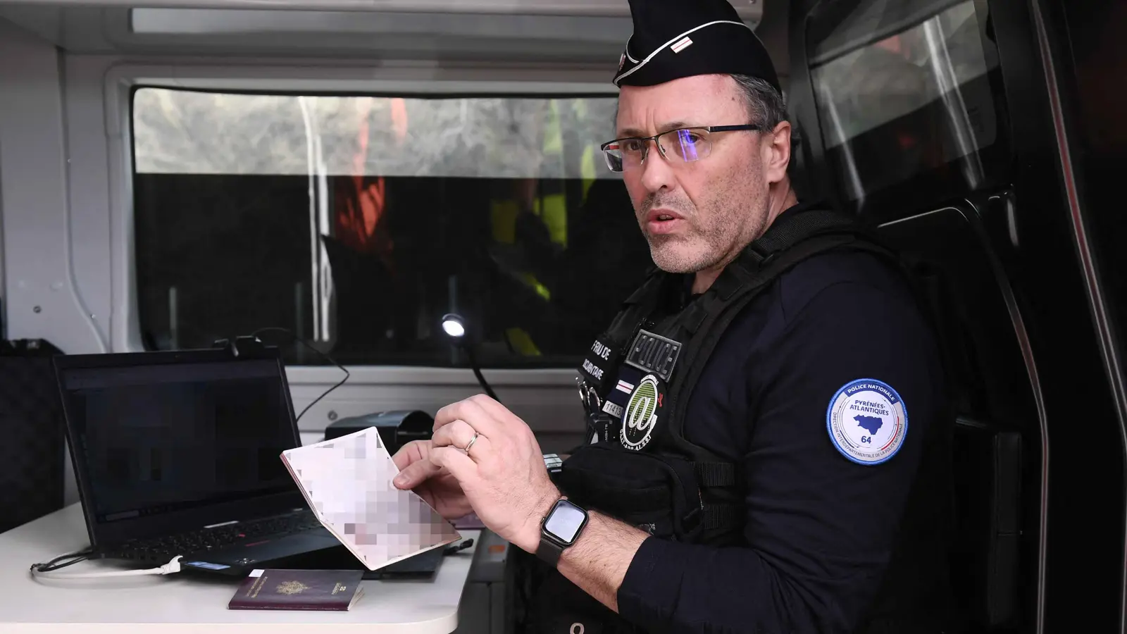 فرنسا تُشدد معايير منح الجنسية