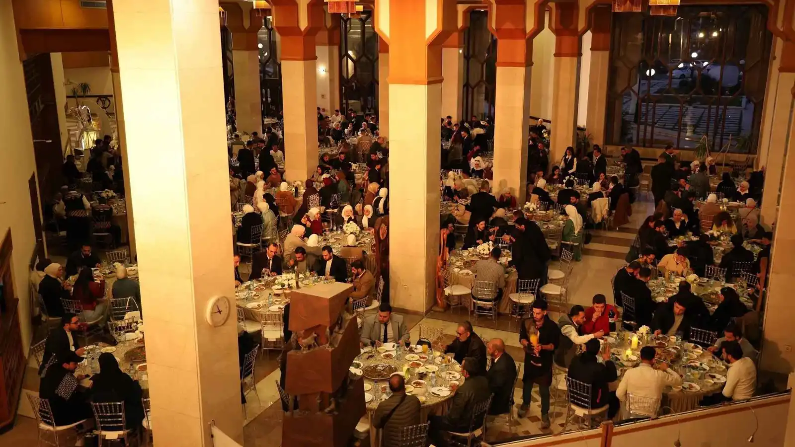 جدل واسع في سوريا بعد مأدبة إفطار داخل دار الأوبرا (صور)