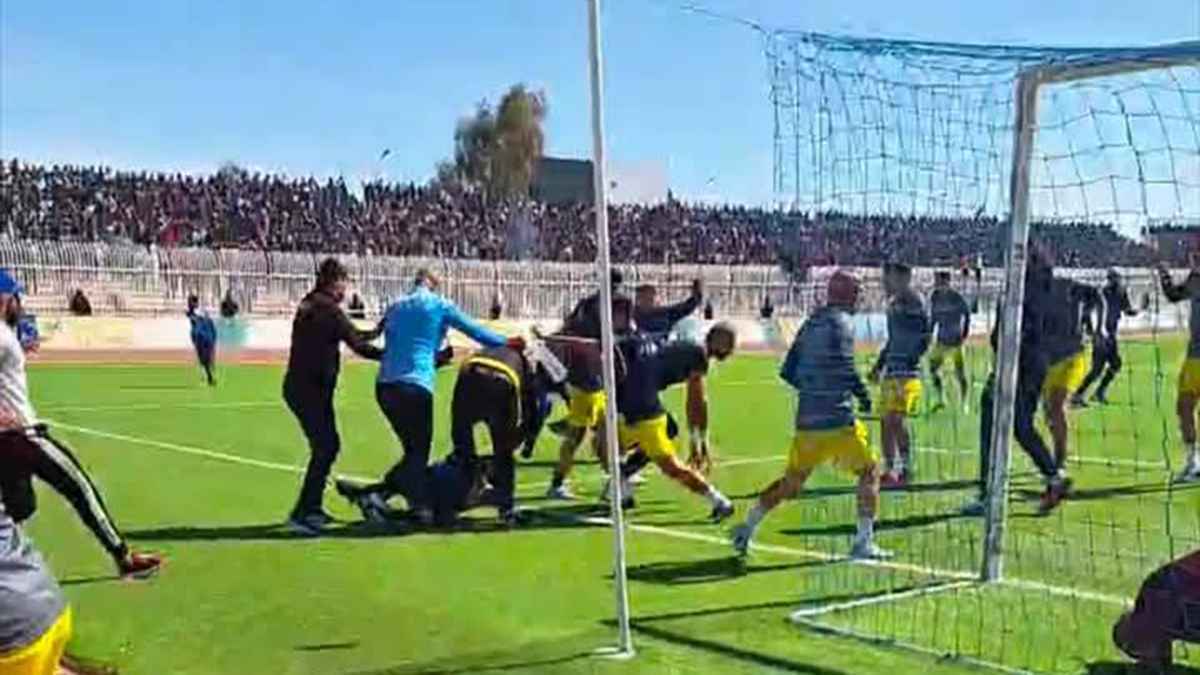 اشتباكات في الملعب والمدرجات.. أحداث شغب كارثية في مباراة بالجزائر (فيديو وصور)