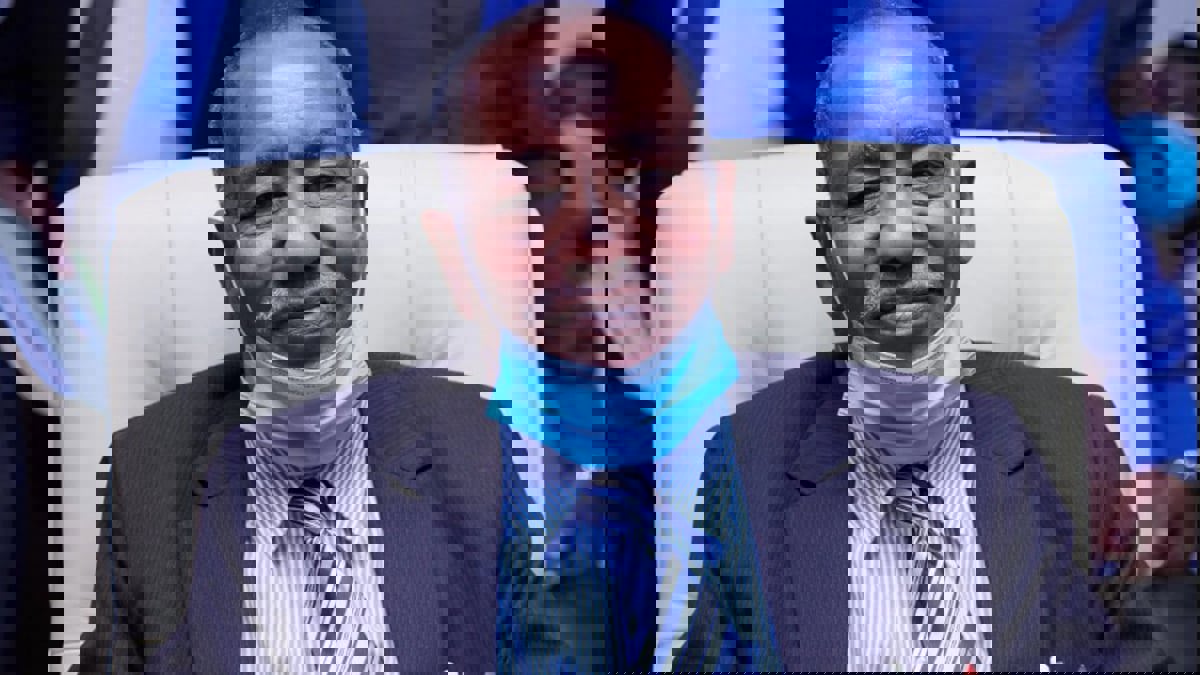 صحفية ترمي "التوم هجو" بحذائها: "رسالة من الشعب السوداني" (فيديو)