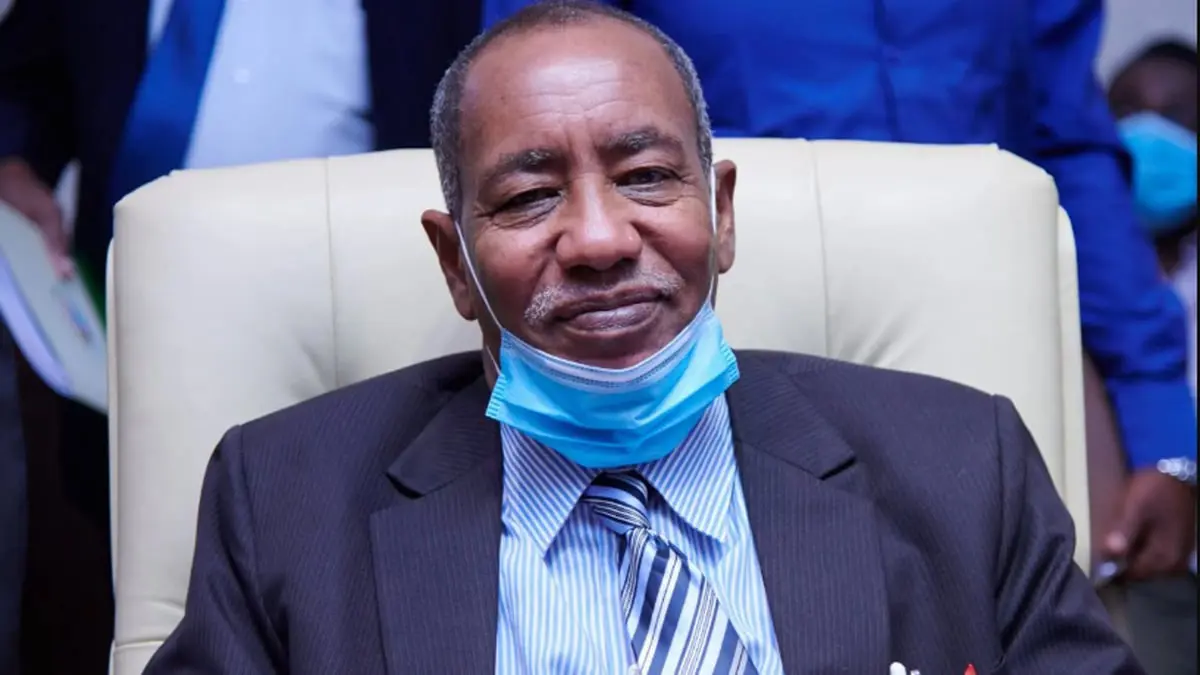 صحفية ترمي "التوم هجو" بحذائها: "رسالة من الشعب السوداني" (فيديو)