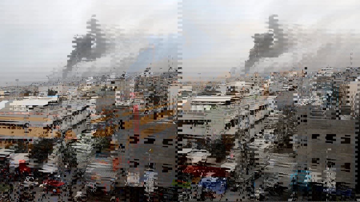 الجيش الإسرائيلي يستهدف مباني الهلال الأحمر بخان يونس