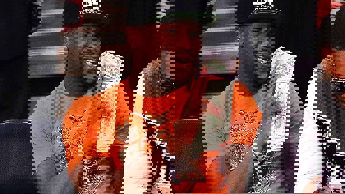 مايويذر يطلب 600 مليون دولار لمواجهة حبيب نور محمدوف وماكريغور في يوم واحد