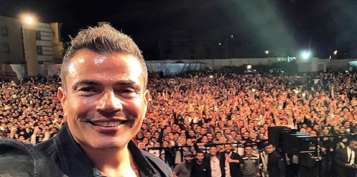 شاهد.. عمرو دياب ينفعل على جمهوره ويرفض أداءه إحدى أغانيه 