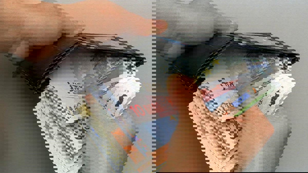 اليورو يعاني مع تلاشي آمال حزمة تحفيز أمريكية وانتشار كورونا