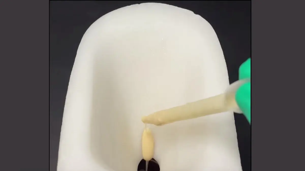 تطوير مرحاض فائق الانزلاق لا يلتصق به أي شيء تقريبًا