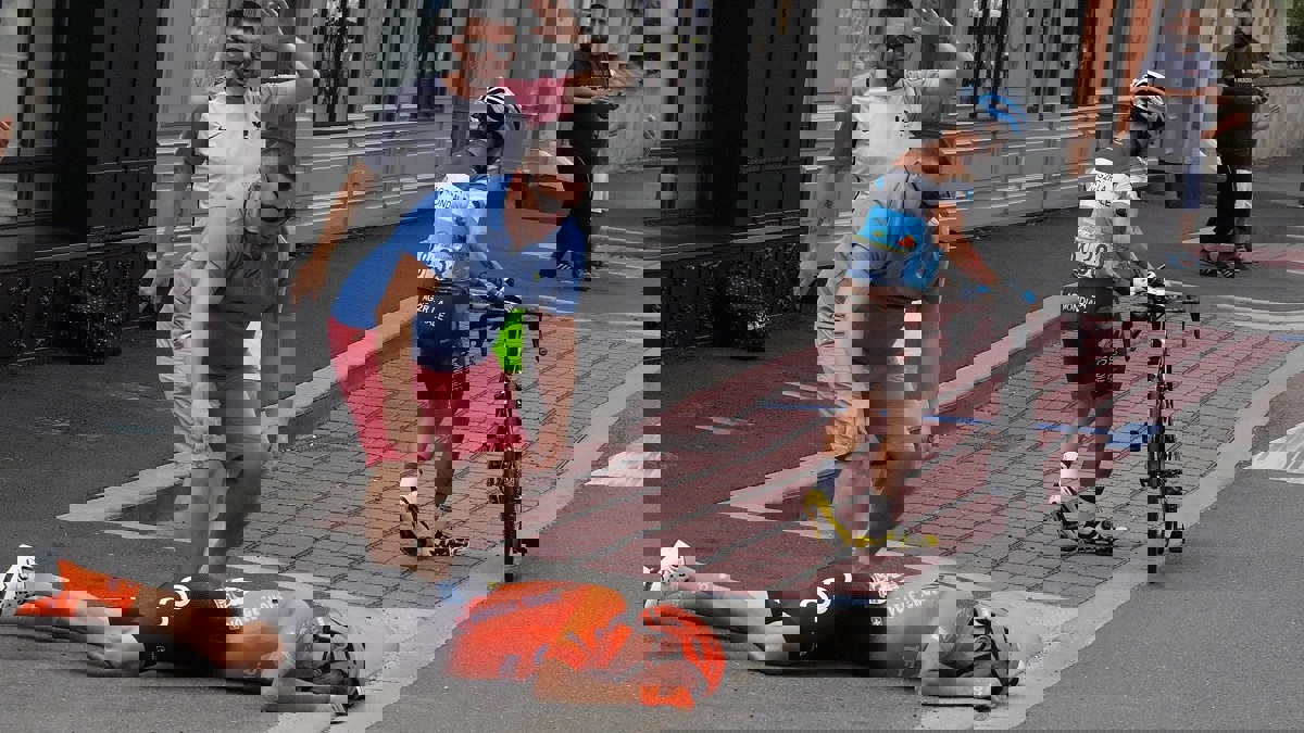 نقل دي ماركي لمستشفى بعد حادث اصطدام كبير بسباق فرنسا للدراجات (صور)