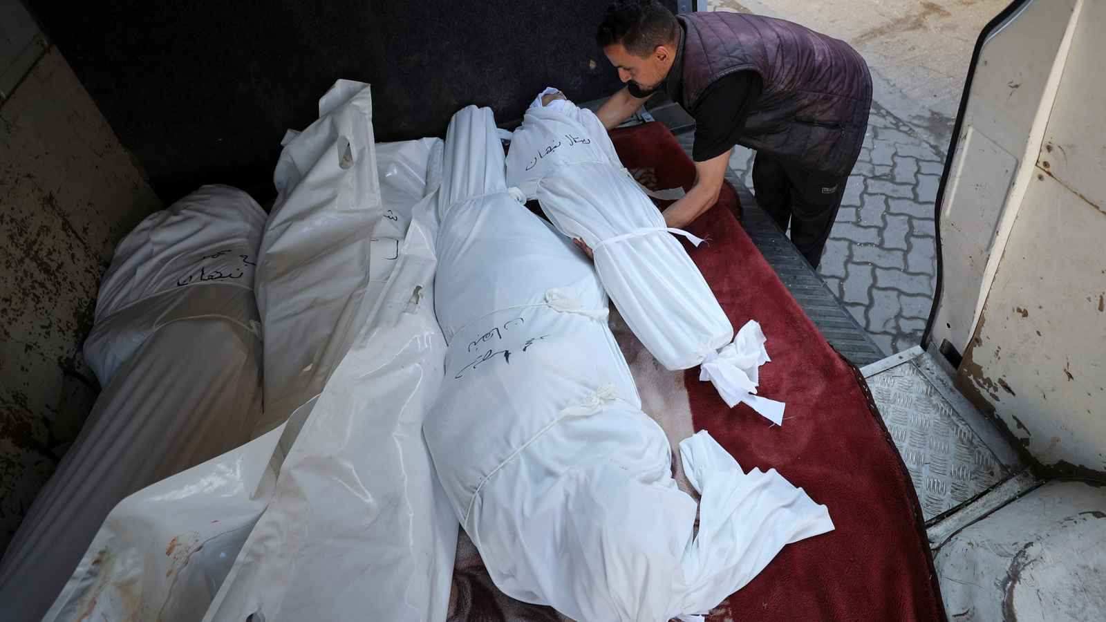 قصف عنيف على خان يونس.. وطبيبة تفجع بمقتل أبنائها التسعة