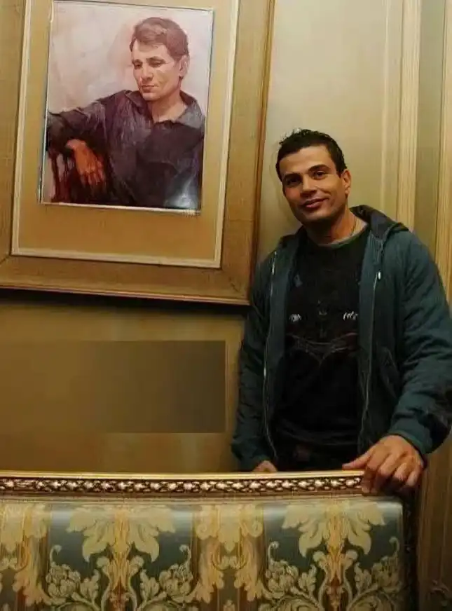 عمرو دياب مع بورتريه عبدالحليم حافظ من منزله في الزمالك