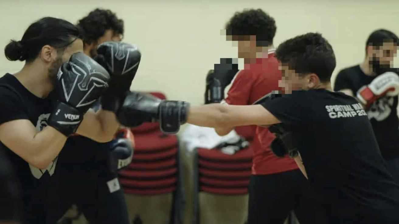 داعم لحزب الله.. رجل دين يقيم معسكراً قتالياً وروحياً في بريطانيا