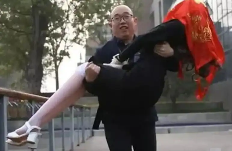 الرجل الذي تزوج روبوت عام 2017