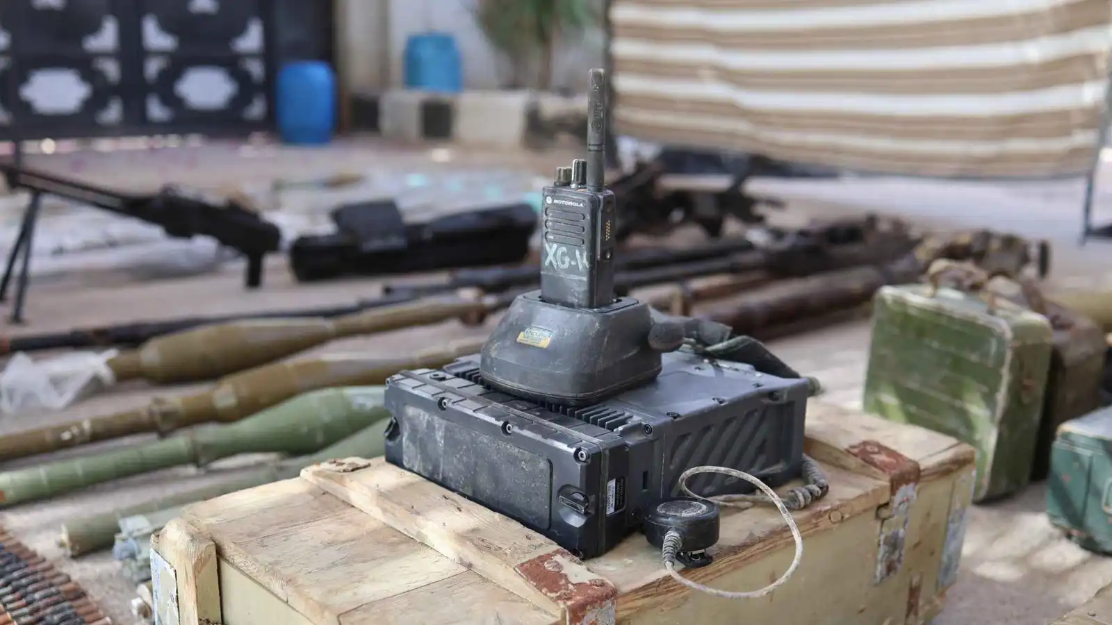 ضبط كميات كبيرة من الأسلحة في منزل مهرب بدرعا (صور)