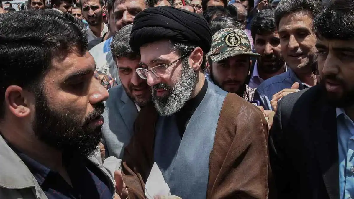 دبلوماسي إيراني يكشف كواليس مبايعة مجتبى خامنئي مرشدًا جديدًا