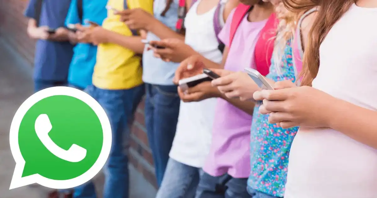 أطفال يستخدمون واتساب 