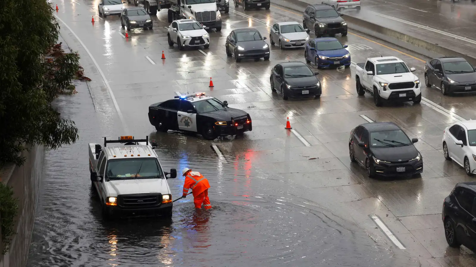 حياة معلقة على الأسفلت.. طفل يتدحرج من سيارة وسط طريق مزدحم