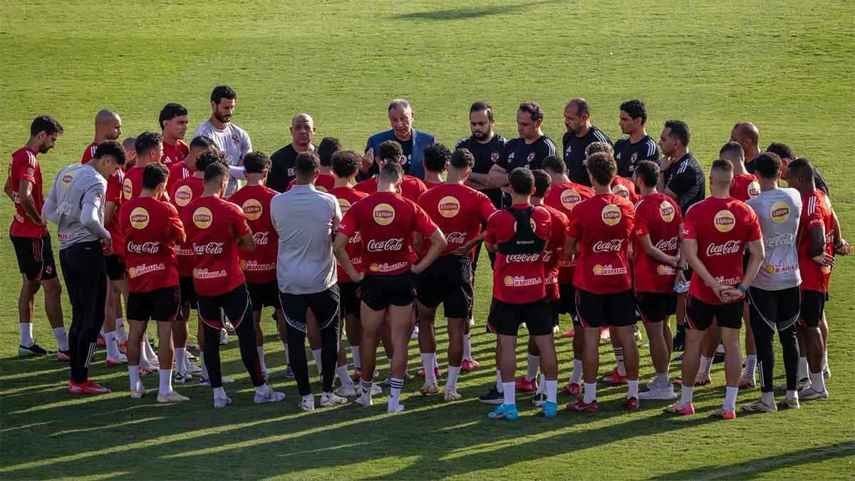 تحدث بفوقية وتعالٍ.. الأهلي المصري يصرف النظر عن مدرب مانشستر سيتي الأسبق