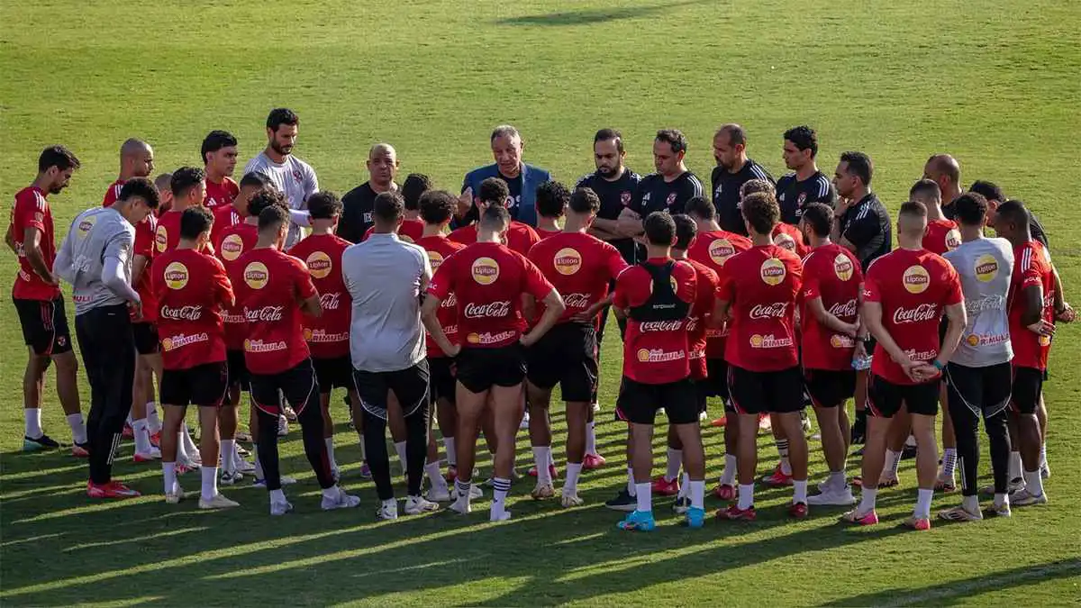 تحدث بفوقية وتعالٍ.. الأهلي المصري يصرف النظر عن مدرب مانشستر سيتي الأسبق