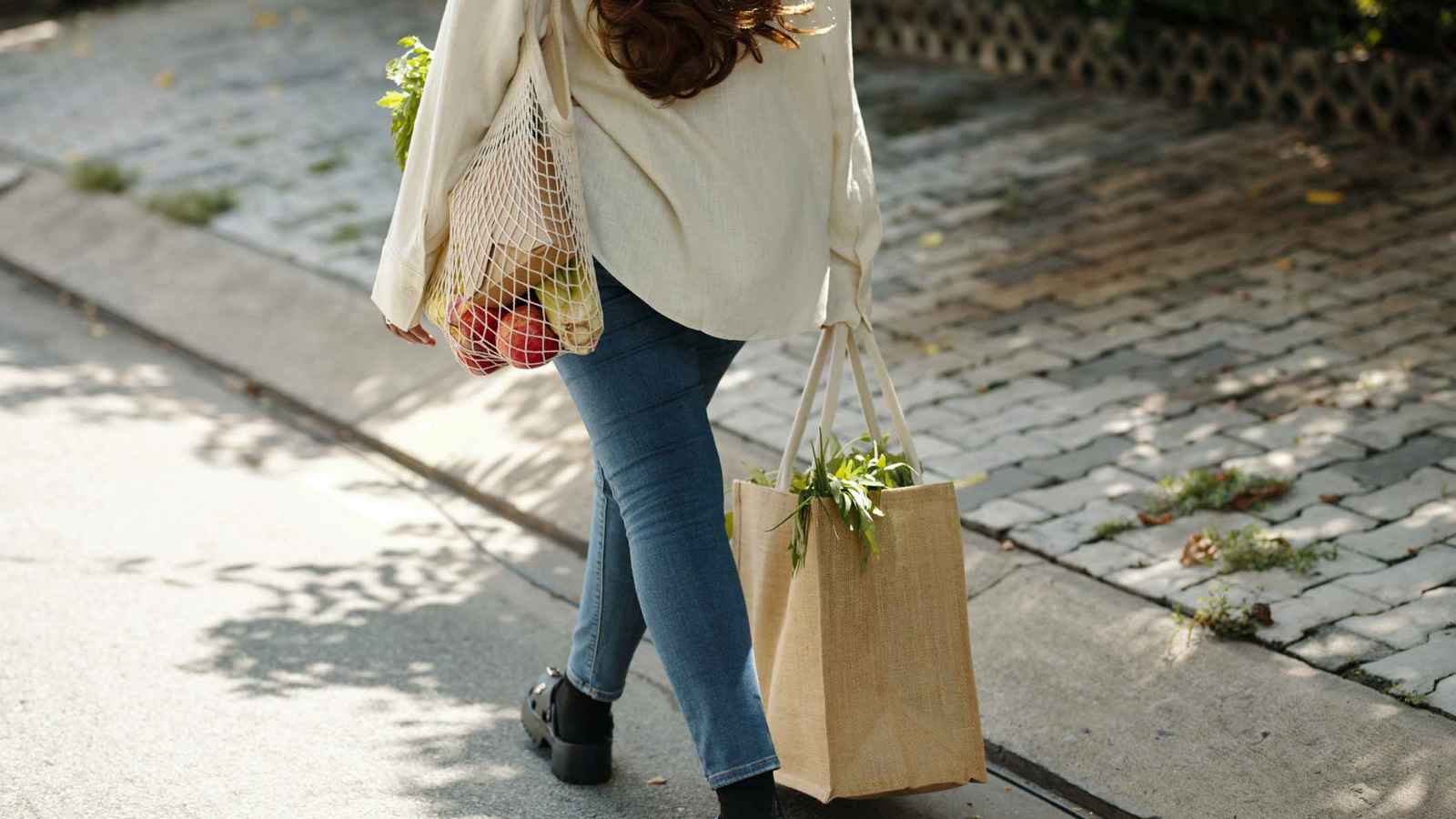 لسلامة رقبتك وظهرك.. احذر هذه الحقائب الشهيرة