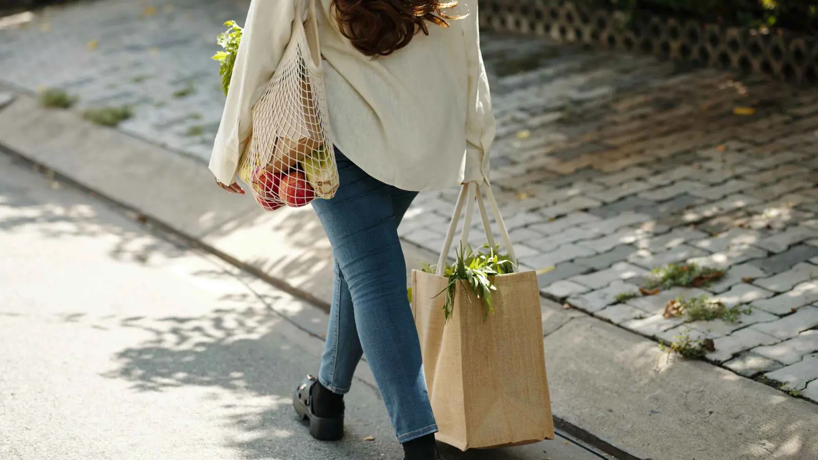 لسلامة رقبتك وظهرك.. احذر هذه الحقائب الشهيرة