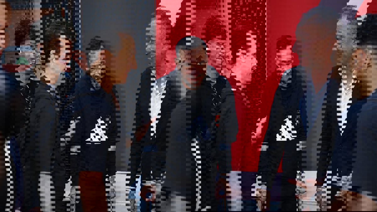 علي معلول يظهر بعكازين بعد مباراة الأهلي المصري والترجي (فيديو)