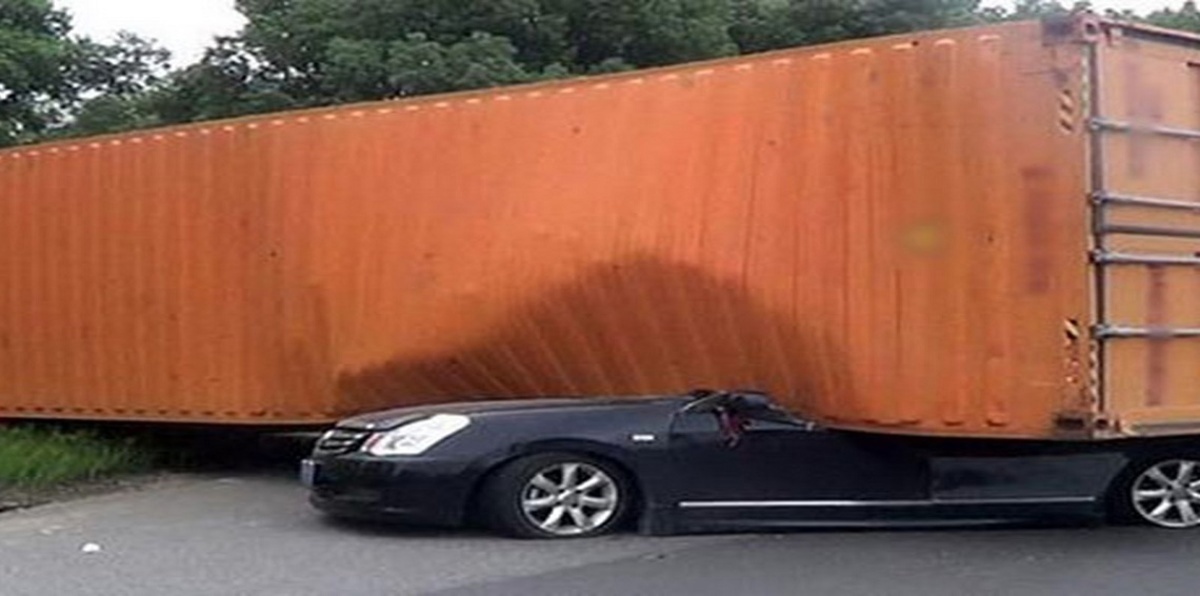 مقطع فيديو صادم.. سقوط حاوية معدنية على عمال داخل شاحنة