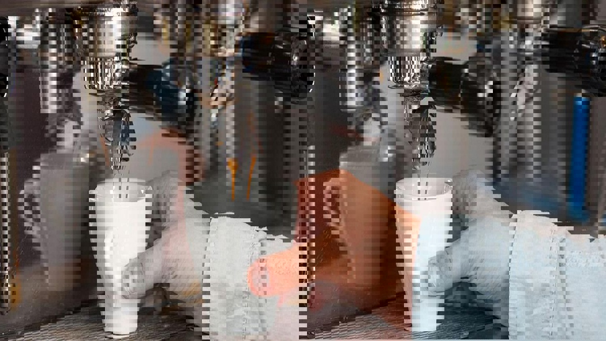 مقهى بجدة السعودية يضع فتاة على واجهة المحل لإعداد القهوة