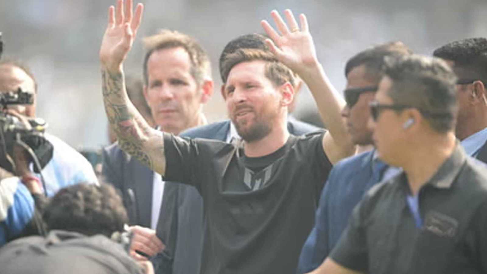 تخريب وإلقاء زجاجات.. ظهور ميسي السريع يفجّر الغضب في الهند (فيديو إرم)