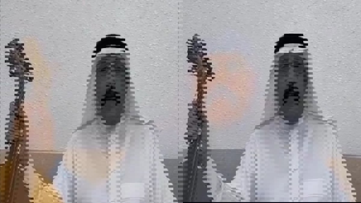 حقق شهرة يوم اعتزاله.. فنان سعودي يحطم العود على الهواء (فيديو)