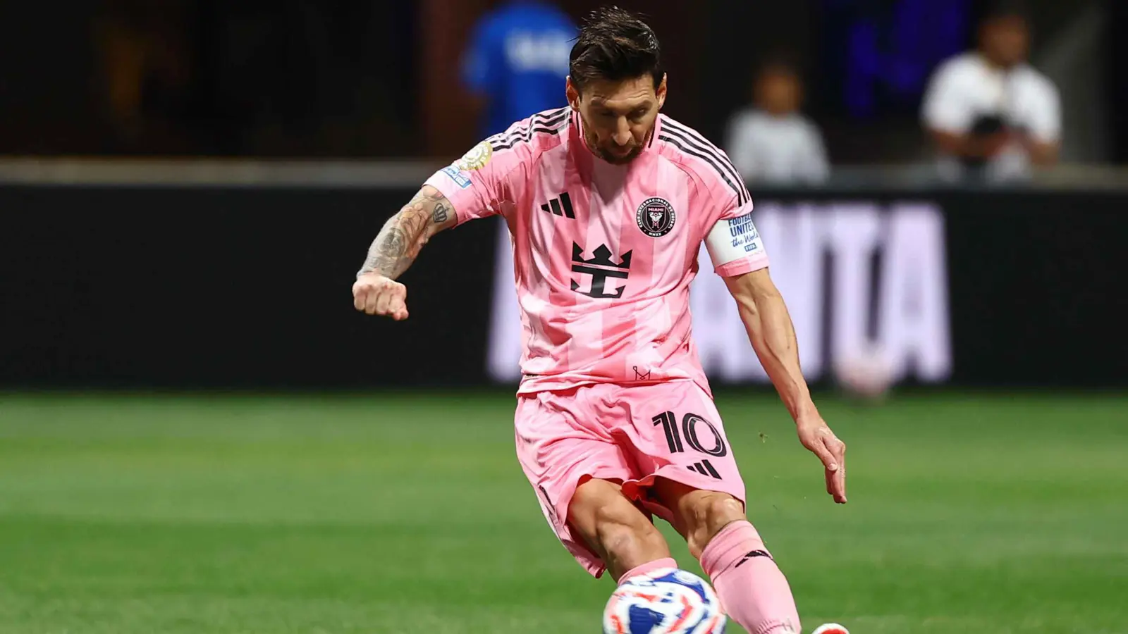 ميسي "يفجر" صراعا "افتراضيا" بين جماهير الأهلي والهلال