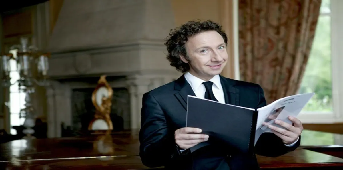 صحفي يتعهد بالسباحة عاريا