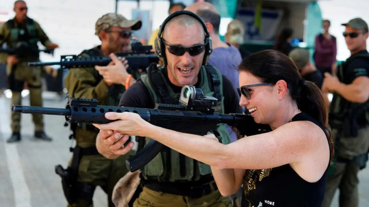 حكومة بينيت تدعو الإسرائيليين لحمل السلاح لمواجهة العمليات الفلسطينية