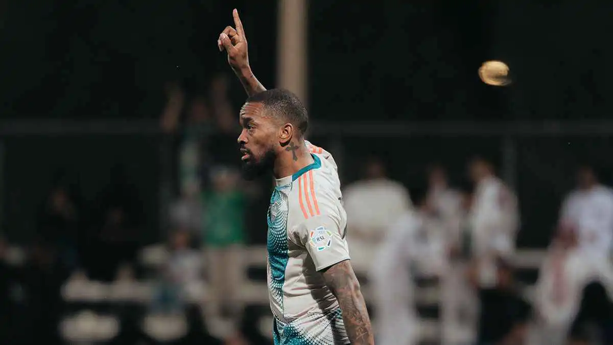 ثنائي الأهلي السعودي مهدد بالإيقاف لمدة سنة