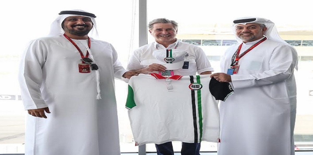 قميص وقبعة يحملان شعار "الإمارات 45" في سباق أبوظبي للفورمولا1