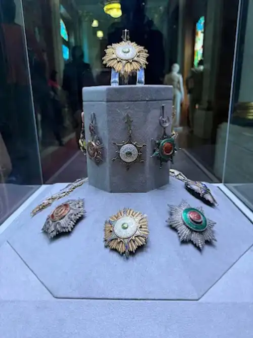 نياشين في قصر الإسكندرية للمجوهرات الملكية