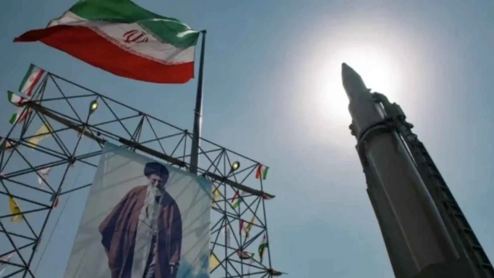 صورة للمرشد الإيراني مقابل صاروخ باليستي