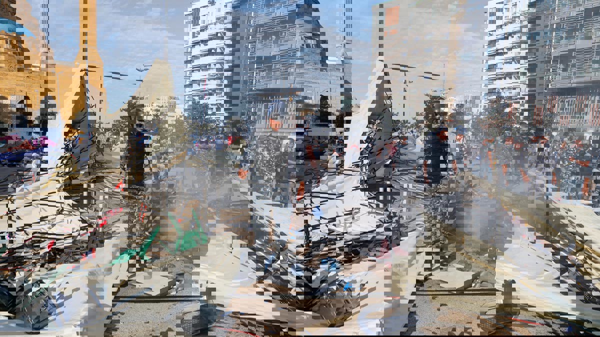 قيادة الجيش اللبناني تدعو المتظاهرين إلى فتح الطرق