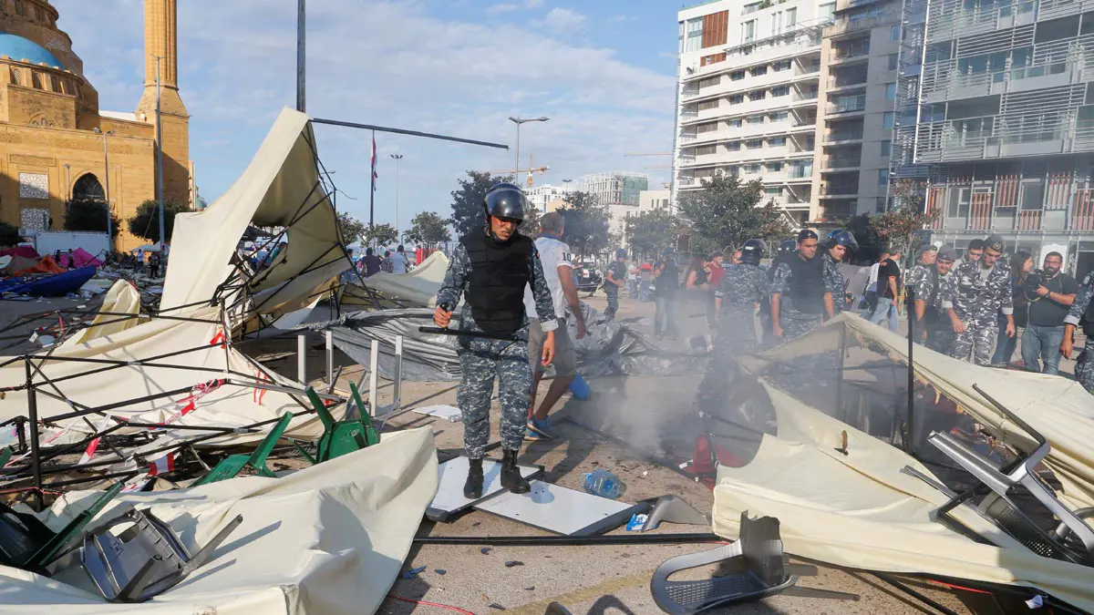 قيادة الجيش اللبناني تدعو المتظاهرين إلى فتح الطرق