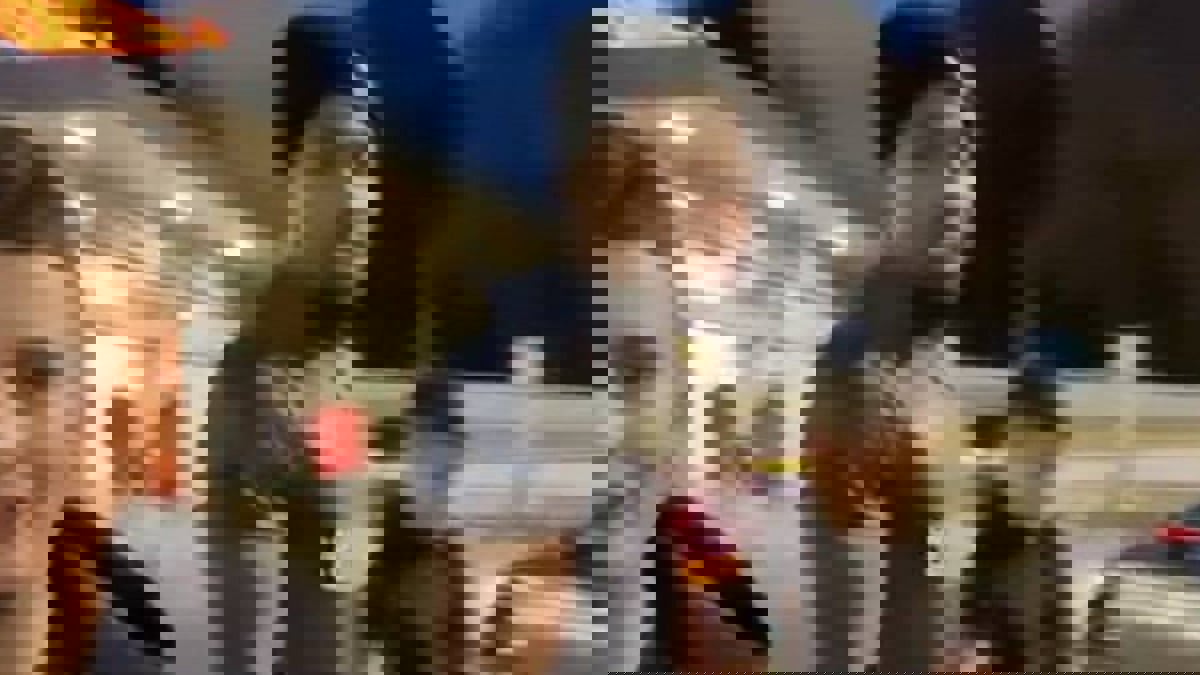 آداما تراوري لاعب وولفرهامبتون يسابق مشجعين في موقف للسيارات (فيديو)