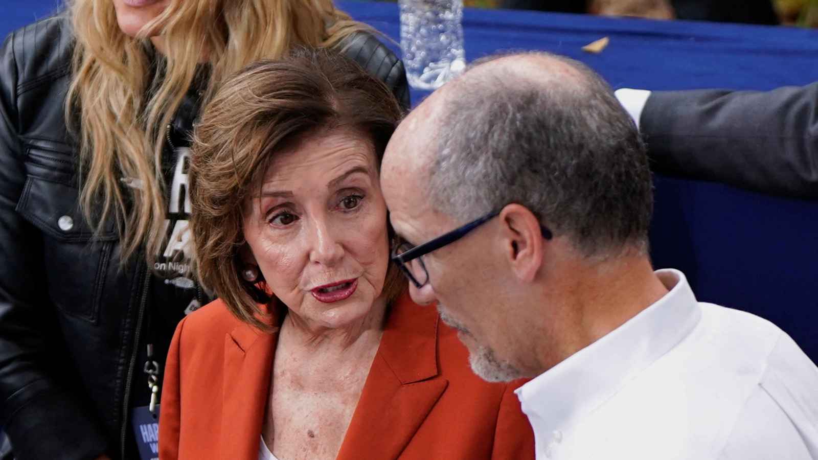 بيلوسي تبعث رسائل "غزل سياسي" وتستعد للعمل مع ترامب