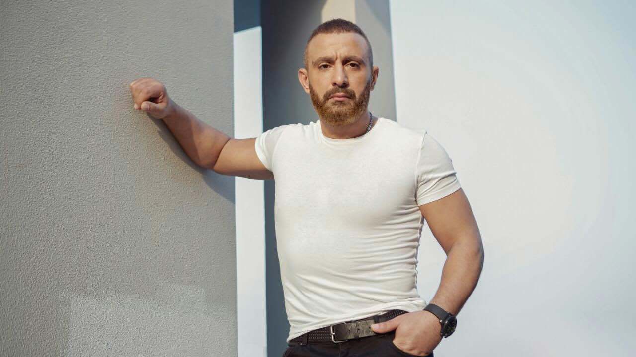 أحمد السقا يواجه الانتقادات بعد دعمه محمد صلاح