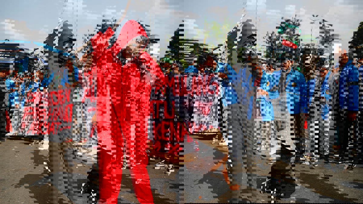 احتجاجات عارمة في إندونيسيا رفضا لرفع أسعار الوقود